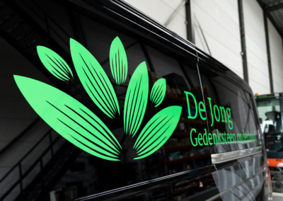 DE JONG GEDENKSTEEN ONDERHOUD